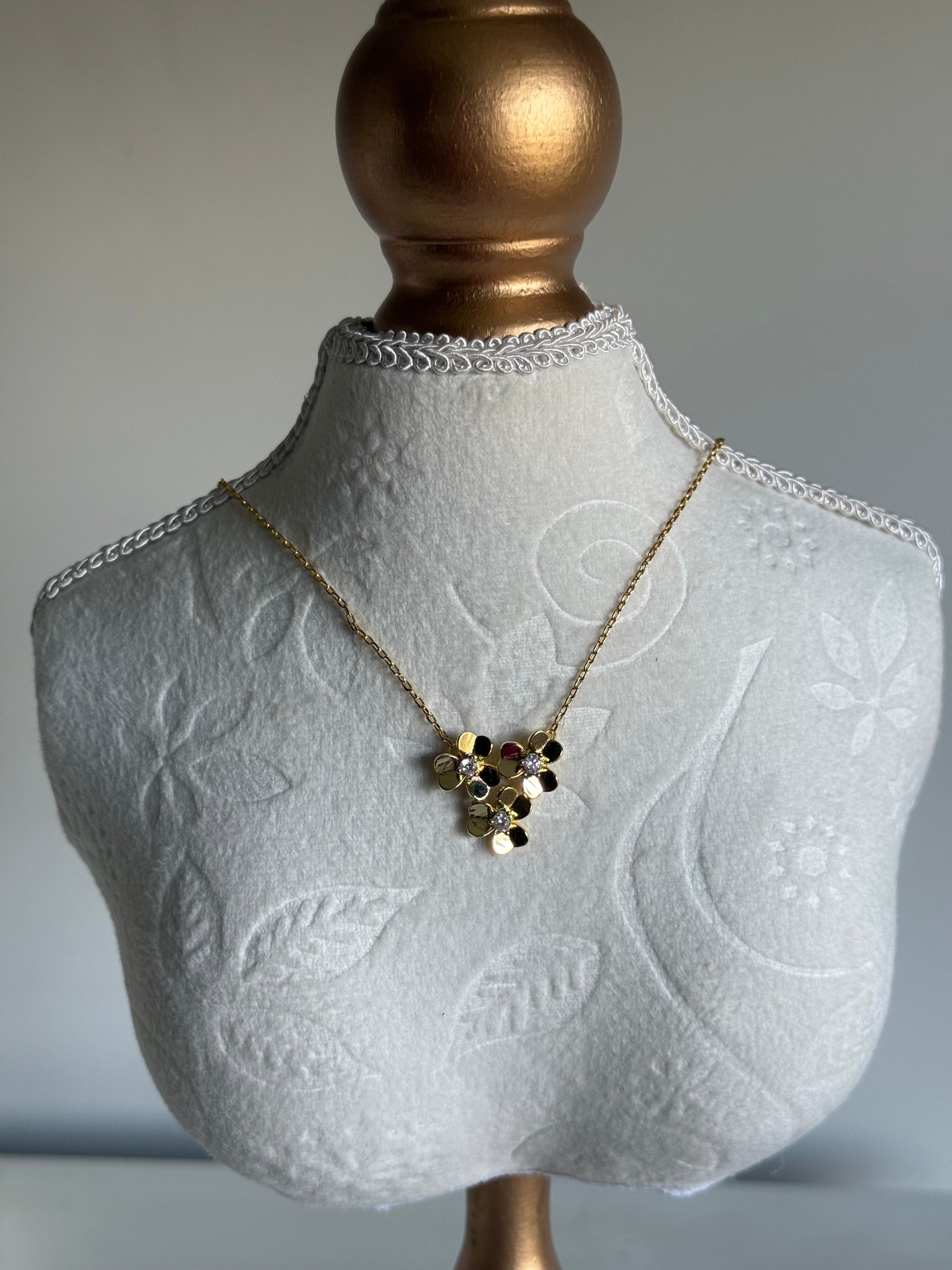 VK Style Three Gold Flower Necklace