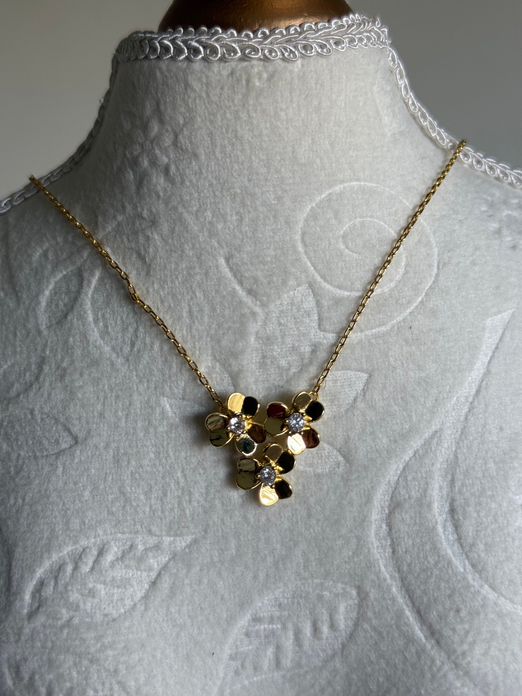 VK Style Three Gold Flower Necklace