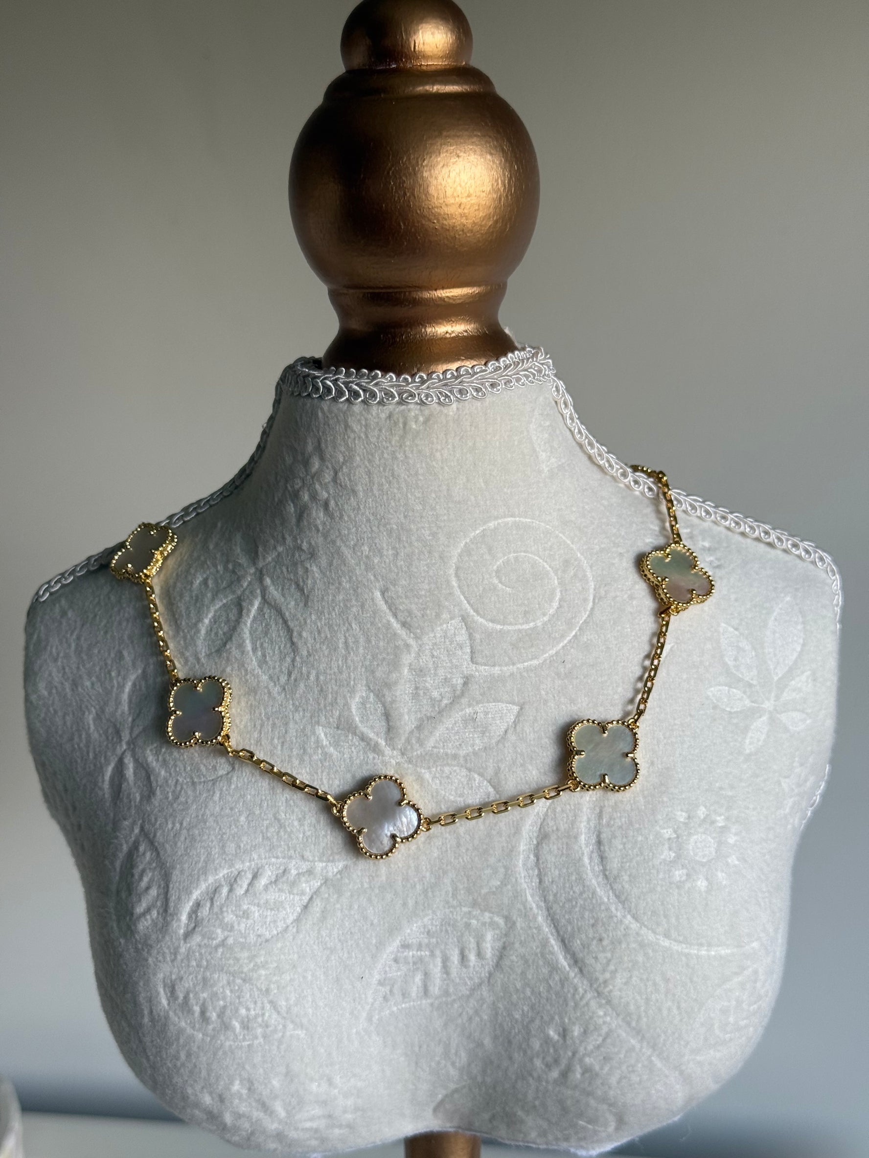 VK Style 10 white Flowers Necklace